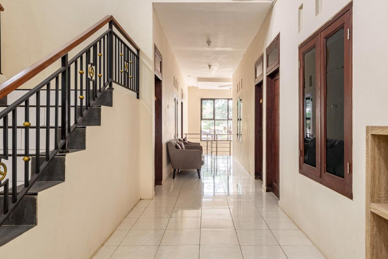 Hotel Reddoorz Near Dino Park Malang Exterior foto