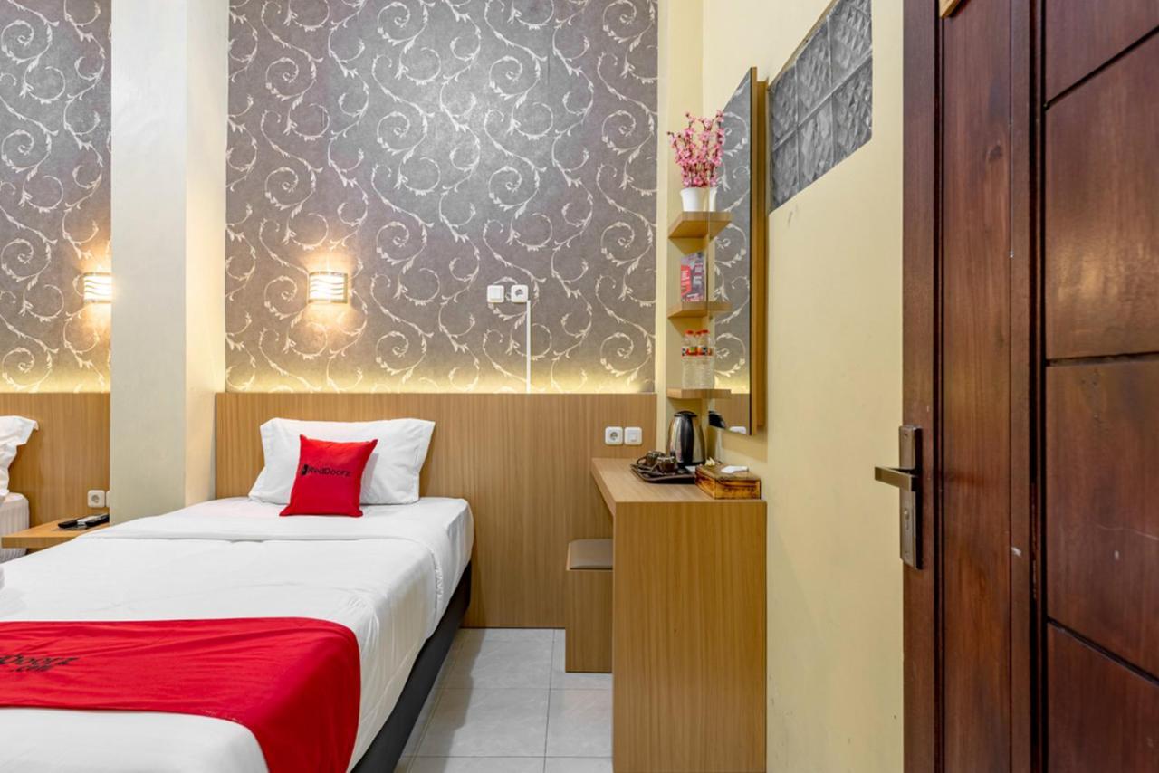 Hotel Reddoorz Near Dino Park Malang Exterior foto