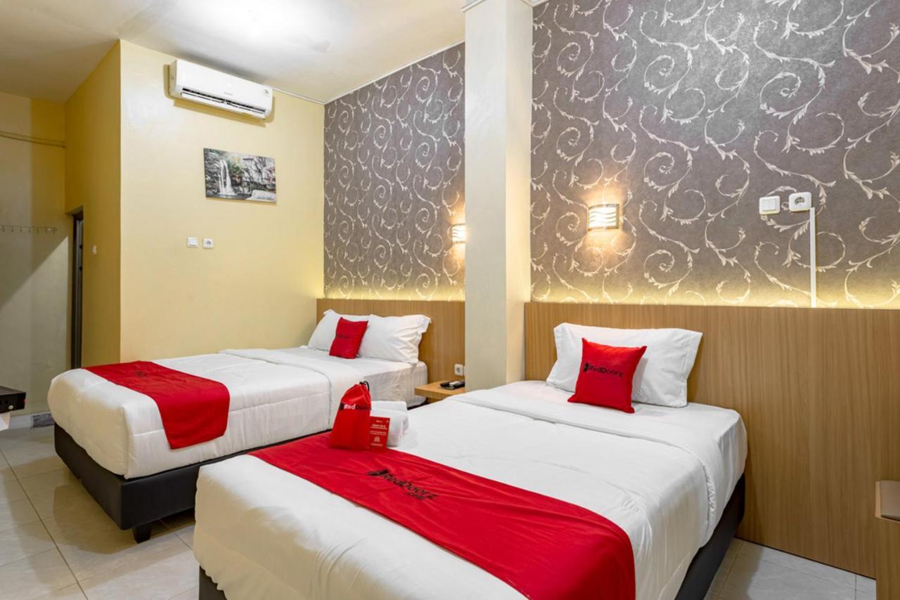 Hotel Reddoorz Near Dino Park Malang Exterior foto