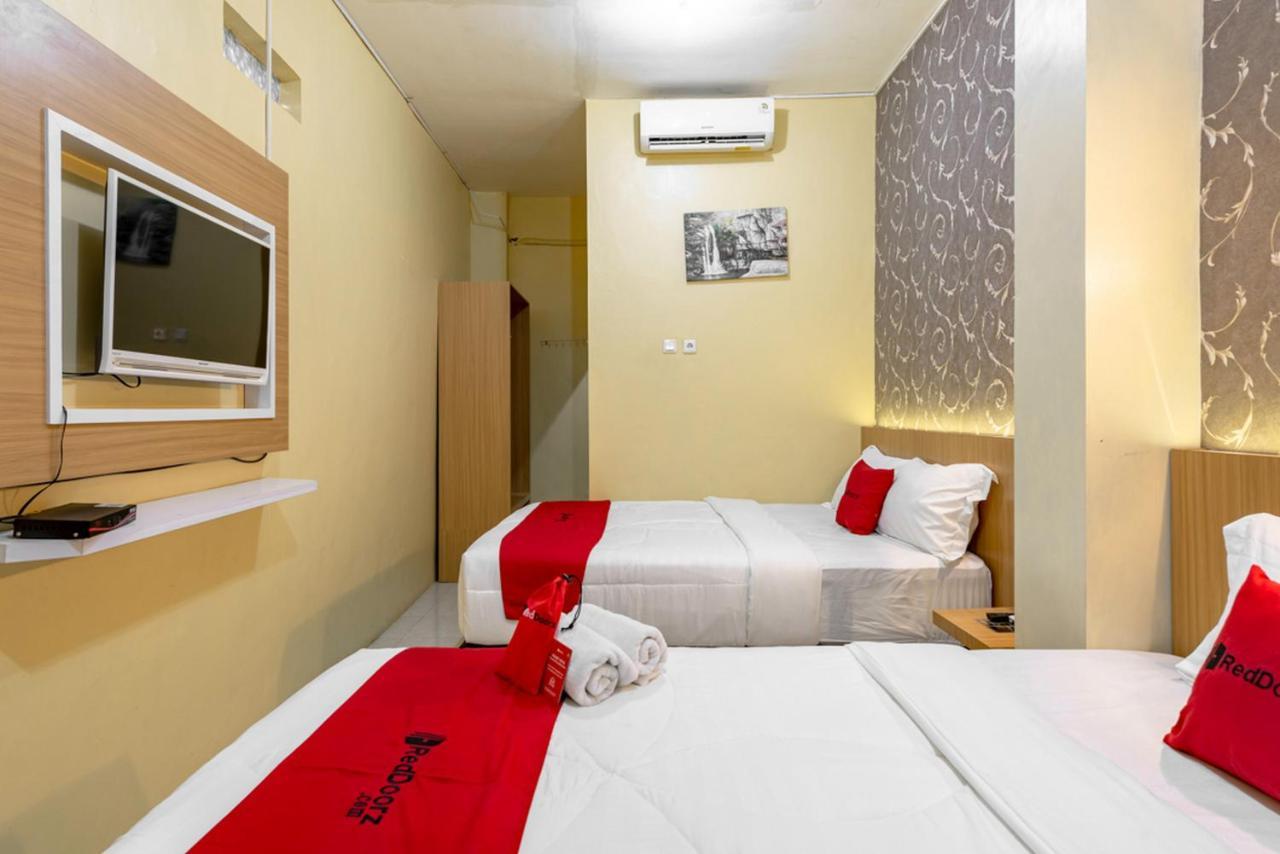 Hotel Reddoorz Near Dino Park Malang Exterior foto